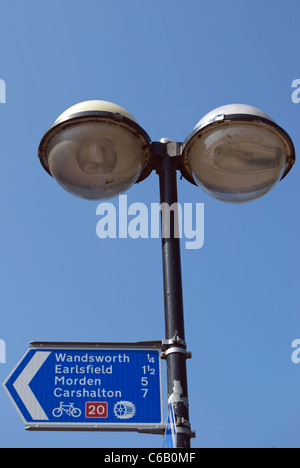 London Cycle Route Zeichen zeigen Richtung und Entfernungen und Wandle Trail Route in Wandsworth, London, england Stockfoto