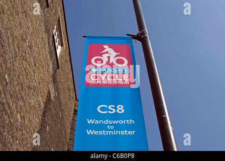 London-Zyklus Superhighway Banner, mit Route CS8 Wandsworth nach Westminster, in Wandsworth, London, england Stockfoto