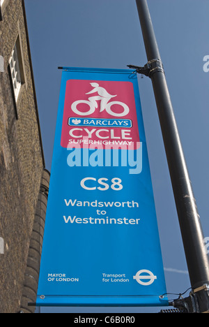 London-Zyklus Superhighway Banner, mit Route CS8 Wandsworth nach Westminster, in Wandsworth, London, england Stockfoto