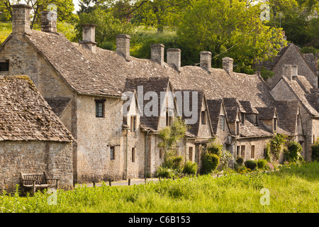 Abend-Sonnenlicht fällt auf Arlington Row in Cotswold Dorf von Bibury, Gloucestershire Stockfoto