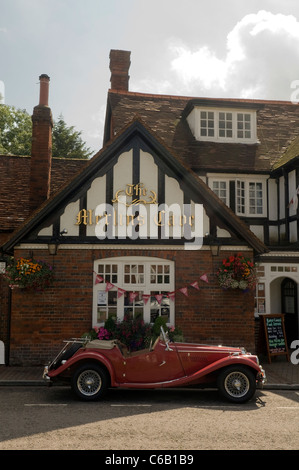 ein klassische rote MG Oldtimer parkten außerhalb der die Merlins Höhle Pub Chalfont St Giles Bucks UK Stockfoto