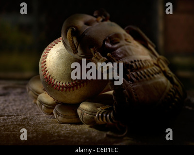 Mit alten Baseball Baseball Handschuh, USA Stockfoto