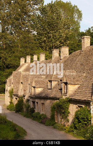 Abend-Sonnenlicht fällt auf Arlington Row in Cotswold Dorf von Bibury, Gloucestershire Stockfoto