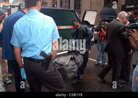 Arbeitnehmer aus NYC Büro des Chief Medical Examiner entfernen drei Leichen nach einem Mord und Selbstmord Stockfoto