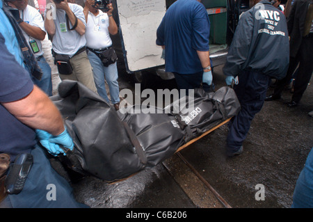 Arbeitnehmer aus NYC Büro des Chief Medical Examiner entfernen drei Leichen nach einem Mord und Selbstmord Stockfoto