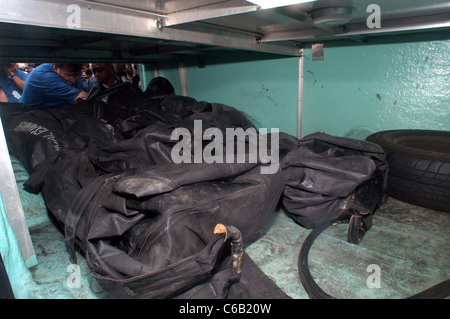 Arbeitnehmer aus NYC Büro des Chief Medical Examiner entfernen drei Leichen nach einem Mord und Selbstmord Stockfoto