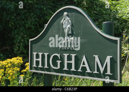 Higham Kent Village Schild, Bill Sikes oder Sykes mit seinem treuen Gefährten, einem Bullterrier-Hund Bull's-Eye. Sikes war eine fiktive Figur aus Oliver Twist von Charles Dickens. Dickens lebte im Gads Hill Place House im Dorf. England 2011 2010er Jahre UK HOMER SYKES Stockfoto