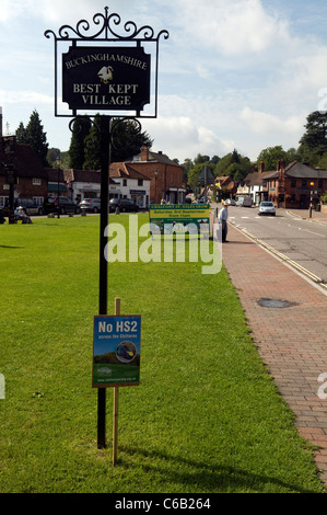 Keine HS2 das Chilterns Schild auf dem Grün in Chalfont St Giles Village Bucks UK Stockfoto