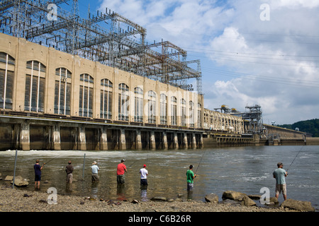 Männer Angeln unter Exelon Corp Conowingo hydroelektrische Generating Station am Susquehanna River, Maryland, USA. Stockfoto