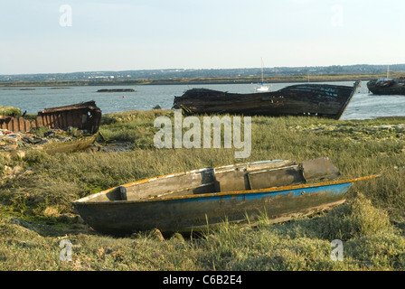 Hoo St Werburgh Kent Uk. Marshes Medway Flussmündung verlassene Boote und Schiffe - Küstenschiffswracks HOMER SYKES aus den 2010er Jahren Stockfoto