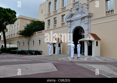 Wachablösung vor dem Fürstenpalast im Fürstentum Monaco an der Mittelmeerküste Stockfoto