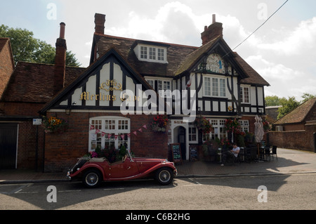 ein klassische rote MG Oldtimer parkten außerhalb der die Merlins Höhle Pub Chalfont St Giles Bucks UK Stockfoto