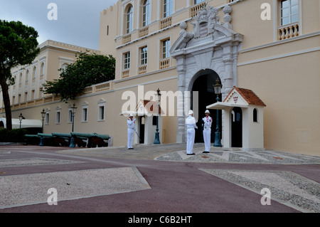 Wachablösung vor dem Fürstenpalast im Fürstentum Monaco an der Mittelmeerküste Stockfoto