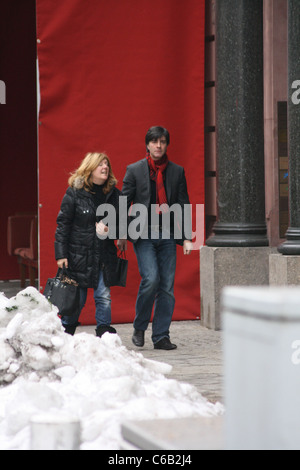 Deutsche Trainer Jogi Loew und Frau Borchardt Restaurant verlassen. Berlin, Deutschland - 11.02.2010 Stockfoto