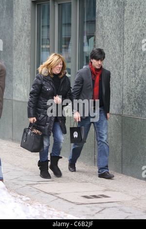 Deutsche Trainer Jogi Loew und Frau Borchardt Restaurant verlassen. Berlin, Deutschland - 11.02.2010 Stockfoto