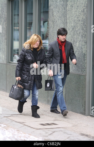 Deutsche Trainer Jogi Loew und Frau Borchardt Restaurant verlassen. Berlin, Deutschland - 11.02.2010 Stockfoto