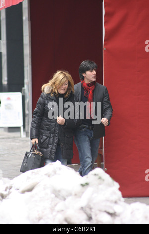 Deutsche Trainer Jogi Loew und Frau Borchardt Restaurant verlassen. Berlin, Deutschland - 11.02.2010 Stockfoto