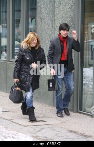 Deutsche Trainer Jogi Loew und Frau Borchardt Restaurant verlassen. Berlin, Deutschland - 11.02.2010 Stockfoto