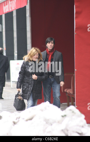 Deutsche Trainer Jogi Loew und Frau Borchardt Restaurant verlassen. Berlin, Deutschland - 11.02.2010 Stockfoto