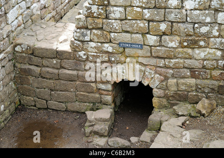 Schüren Sie Loch des römischen Badehaus Ruinen im Chesters Fort, am Hadrianswall, England. Stockfoto