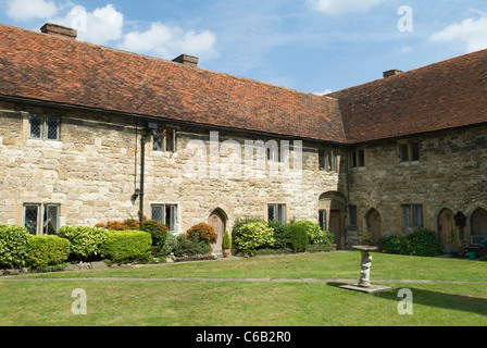 Die Alms Houses nannten das New College of Cobham. Charles Dickens nutzte den Pub The Leather Bottle in diesem Dorf aus Kentisch und nahm das Dorfleben ein, wie er hier in vielen seiner Romane gesehen hat. Cobham, Kent, England Großbritannien. 2010er Jahre 2011 HOMER SYKES Stockfoto