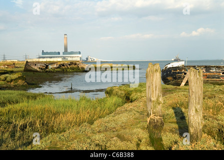 Hoo St Werburgh, Kent, Großbritannien. Sümpfe Medway Flussmündung verlassene Boote. Schiffswracks. Kingsnorder Kraftwerk. 2010er, HOMER SYKES Stockfoto