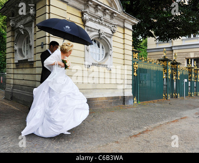 Frisch verheiratetes Paar aus dem Standesamt, Brautpaar, Hochzeit, Braut, Bräutigam, Standesamt, Berlin Stockfoto