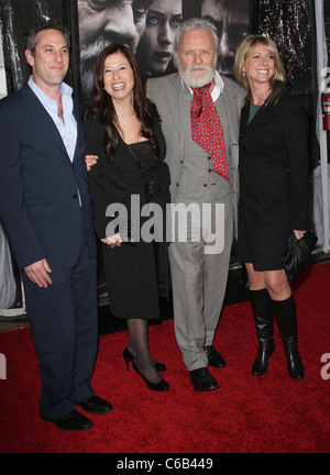 Stella Arroyave, Sir Anthony Hopkins und Familie-Premiere von "Wolfman" ArcLight Kinos - roten Teppich Los Angeles Stockfoto