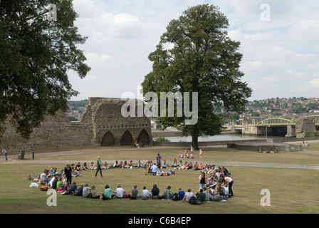 Schulkinder sitzen im Kreis mit ihrem Lehrer. Schulausflug mit Lehrern, örtliche Geschichte lernen. Sie sind in der Burg. Kent England 2011 2010er Jahre UK HOMER SYKES Stockfoto