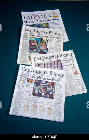 Schlagzeilen aus der Los Angeles Times Anfang August 2011 beschreiben verschärfende weltweite Finanzkrise. Stockfoto