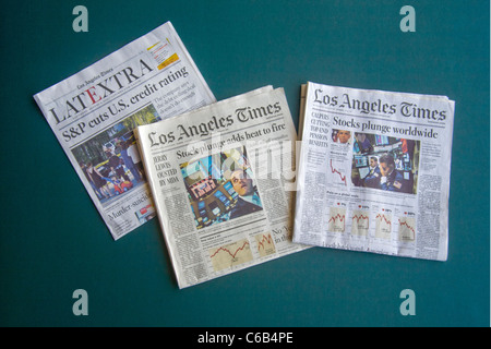 Schlagzeilen aus der Los Angeles Times Anfang August 2011 beschreiben verschärfende weltweite Finanzkrise. Stockfoto