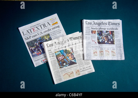 Schlagzeilen aus der Los Angeles Times Anfang August 2011 beschreiben verschärfende weltweite Finanzkrise. Stockfoto