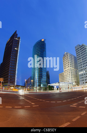 Potsdamer Platz quadratisch, in der Dämmerung am frühen Morgen Mitte Bezirk, Berlin, Deutschland, Europa Stockfoto