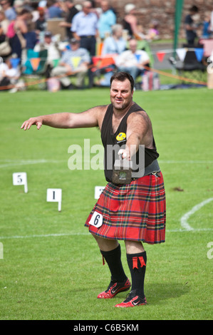 Kilted Athlet: "wirft eine 56lb Gewicht" Wettbewerb, eines der "schwere Ereignisse" bei Brodick Highland Games, Arran. Stockfoto