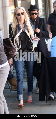 Amber Heard mit einem Take-out Getränk von Joan am dritten Los Angeles, Kalifornien - 10.02.10 Agent 47 Stockfoto