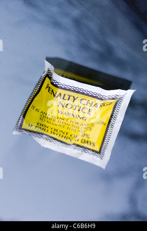 Vorherige Ankündigung Strafe (Parkschein) auf die Windschutzscheibe eines Autos. London, UK. Stockfoto