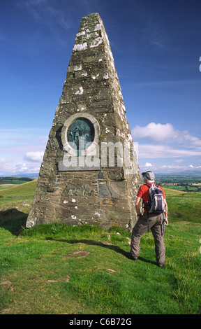 Hill Wanderer zu Fuß den Annandale Weg auf Almagill Hill blickte zu Joe Graham Denkmal Dalton Scotland UK Stockfoto