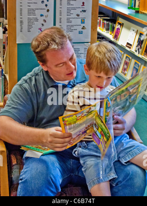 Ein Kinder Magazin in einer öffentlichen Bibliothek in Aliso Viejo, CA liest ein Vater an seinen Sohn. Stockfoto