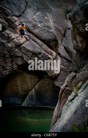 Ein Junge von einem Cliff Felsen Tauchen Stockfoto