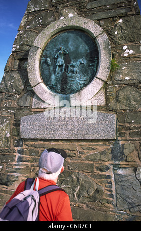 Hill Wanderer zu Fuß den Annandale Weg auf Almagill Hill blickte zu Joe Graham Monument in der Nähe von Dalton Schottland Stockfoto