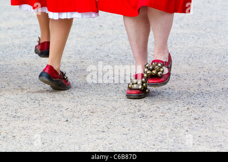 Weibliche Moriskentänzer Schuhe und Glocken, Kent, UK Stockfoto
