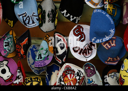 Eine Sammlung von modernen gehäkelte Kippa angezeigt in einem Store in Jerusalem, Israel. Stockfoto