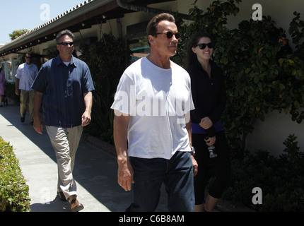 Arnold Schwarzenegger und seine Tochter Katherine Eunice Einkaufen bei Cross Creek am Nachmittag. Malibu, Kalifornien, USA- Stockfoto