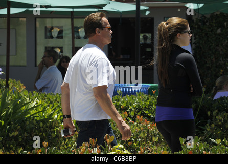 Arnold Schwarzenegger und seine Tochter Katherine Eunice Einkaufen bei Cross Creek am Nachmittag. Malibu, Kalifornien, USA- Stockfoto