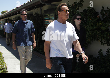 Arnold Schwarzenegger und seine Tochter Katherine Eunice Einkaufen bei Cross Creek am Nachmittag. Malibu, Kalifornien, USA- Stockfoto