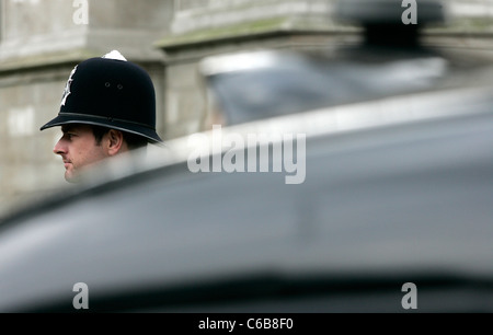 Ein Metropolitan Polizist auf Uhr traditionelle Bobby Helm zu tragen. Westminster, London. Stockfoto