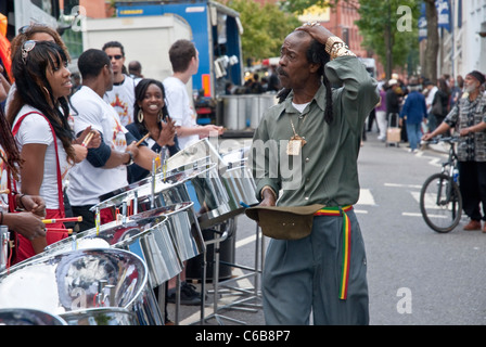 Bandmitglied von Rapso Steel Orchestra, Pan am Feuer, spielen Stahltrommel Panorama Championships Notting Hill Stockfoto