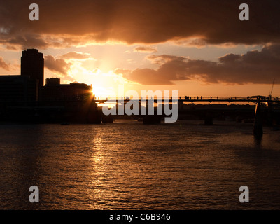 Die Millennium Bridge über die Themse bei Sonnenuntergang. London, UK. Stockfoto
