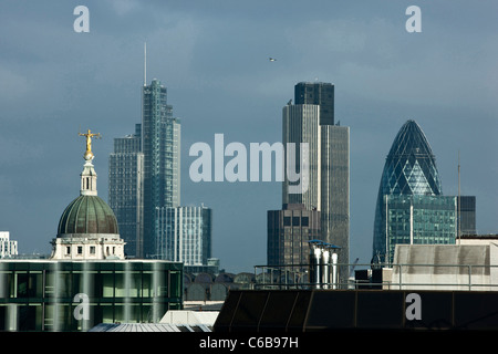 Justitia steht hoch oben auf dem Old Bailey Justizpalast mit der City of London im Hintergrund. London, UK. Stockfoto