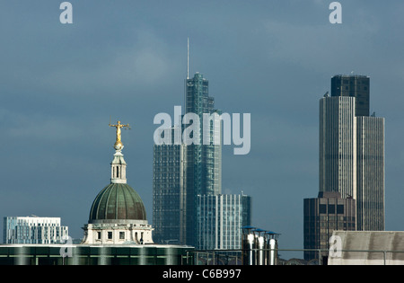 Justitia steht hoch oben auf dem Old Bailey Justizpalast mit der City of London im Hintergrund. London, UK. Stockfoto